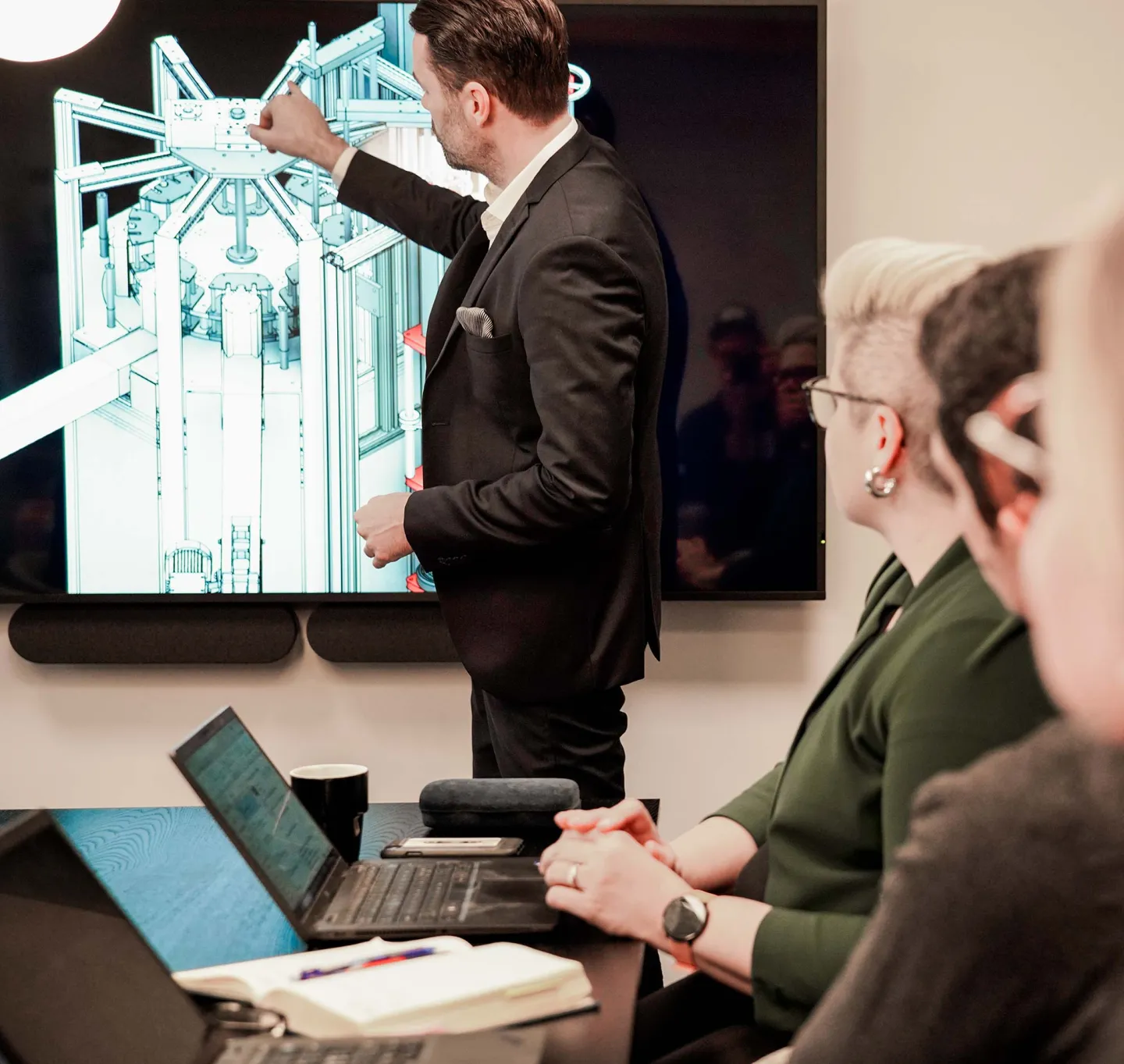 Möte med presentation vid stor tv skärm