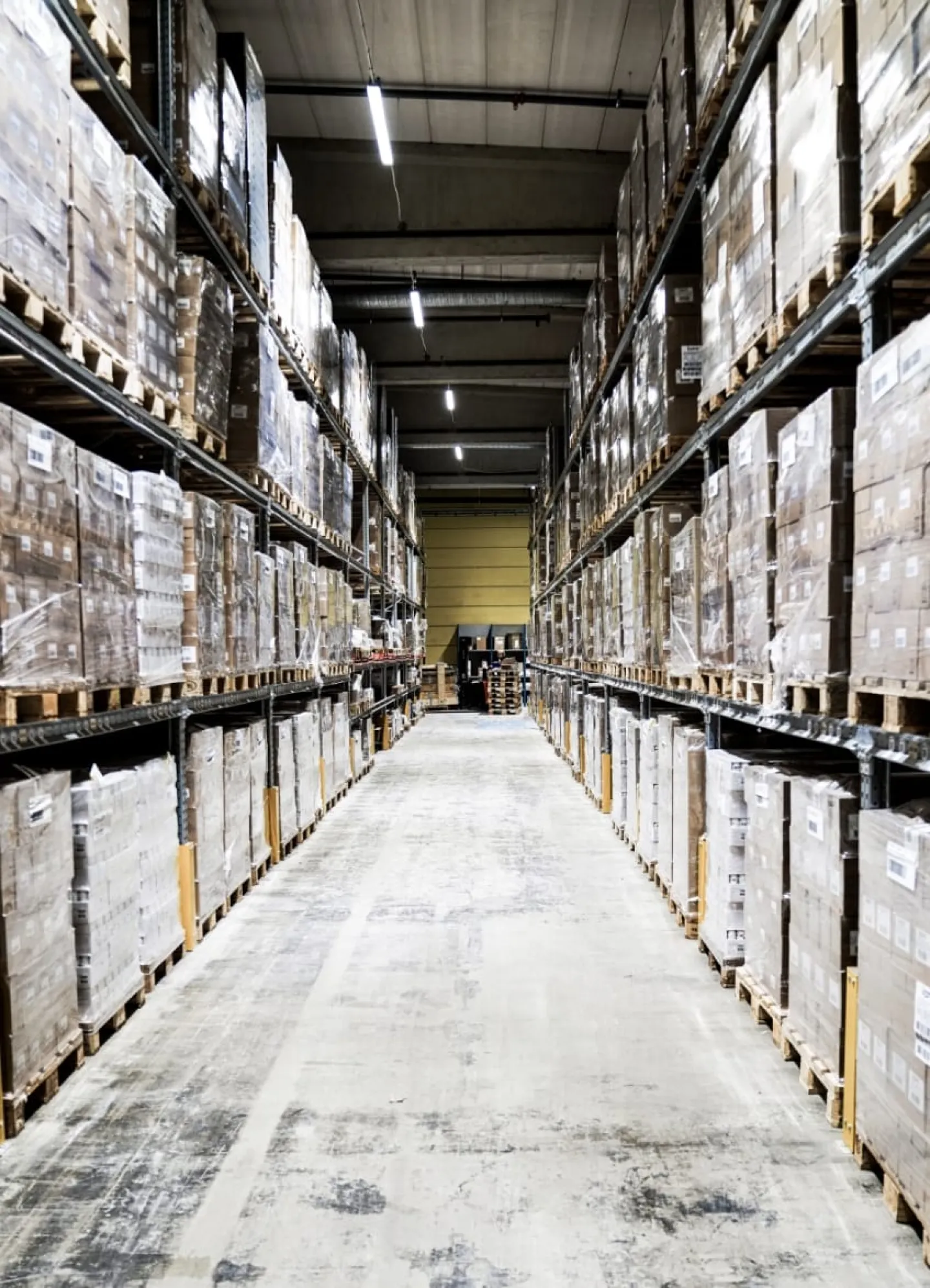 Stort lager med en mängd hyllor som är fyllt av hudvård och kosmetiska produkter