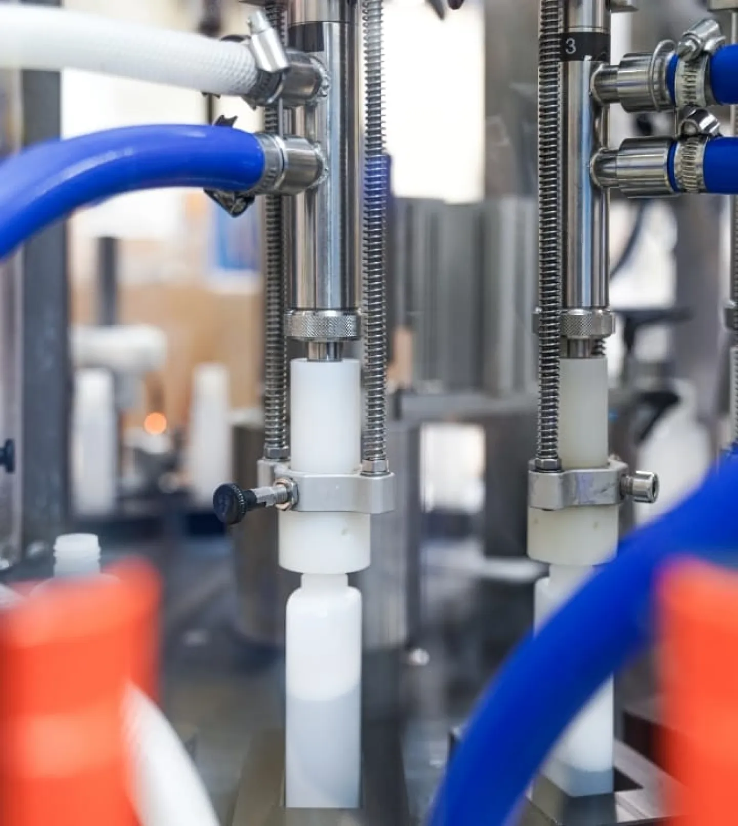 Produktionsanläggning i Sverige där fyllning av kosmetiska produkter i förpackningar sker