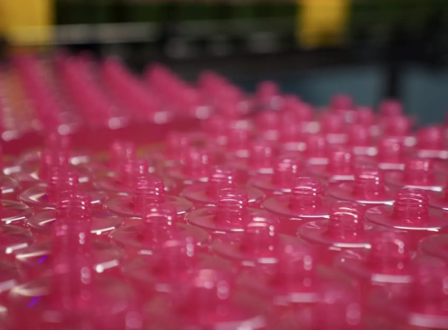 En mängd korkar i rosa på kosmetiska produkter