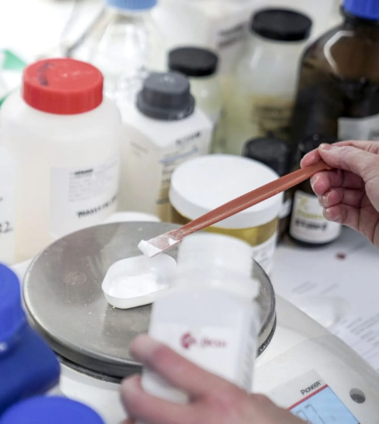 Mätning av ingredienser till produktion av hudvård