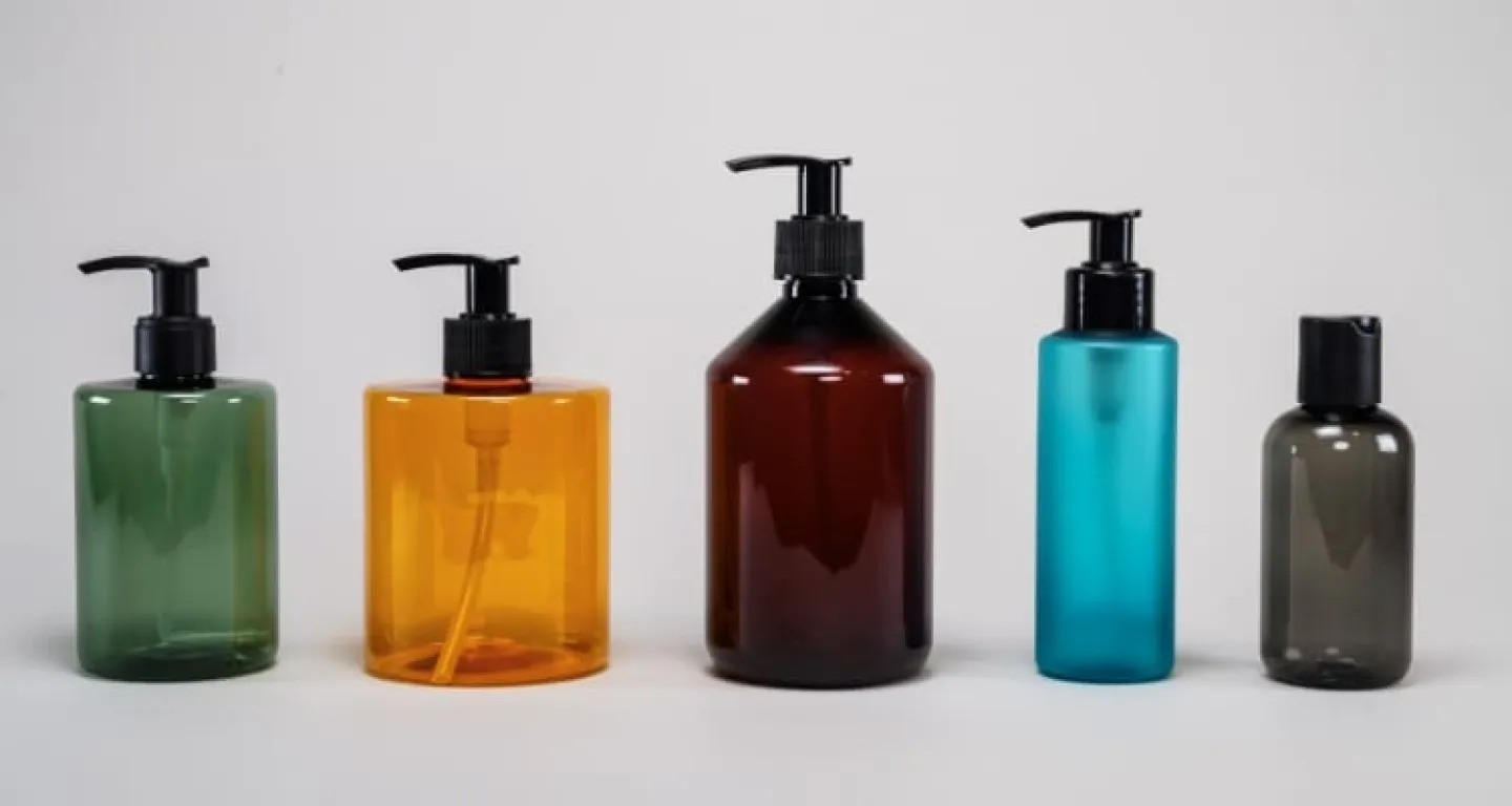 Färgade pumpflaskor