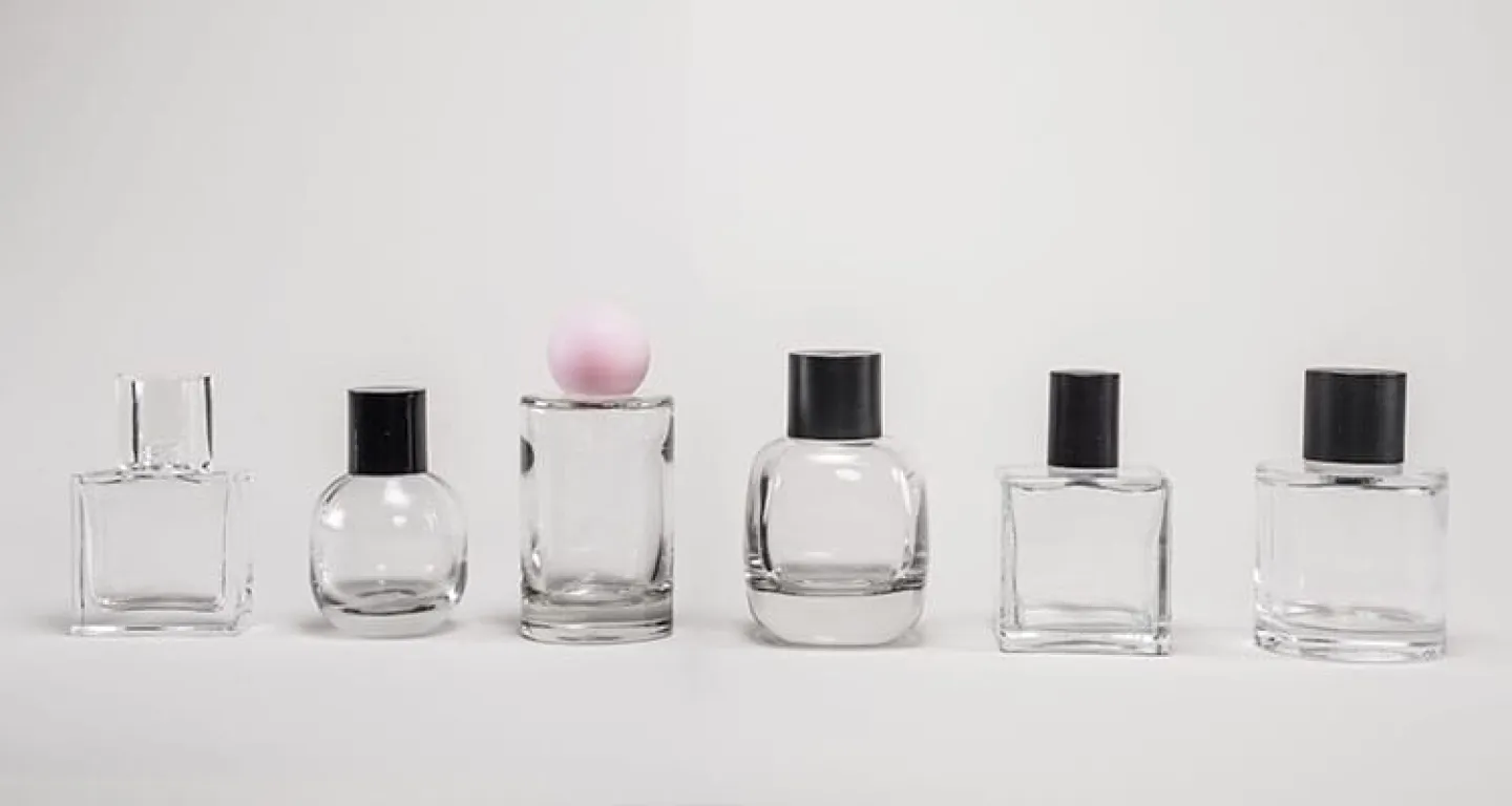 Blandade glasflaskor med olika korkar