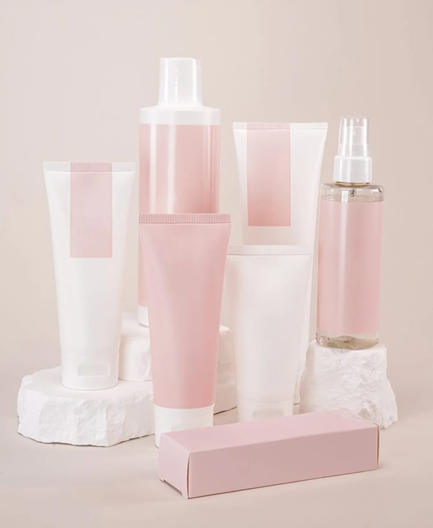 Produktförpackningar i olika utföranden som plats tub och flaska i rosa färgskala för hudvård och hårvård