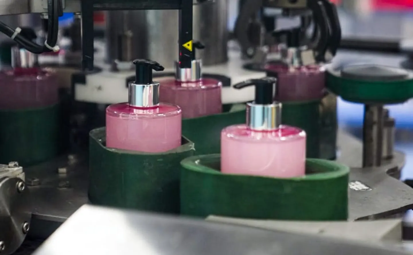 Produktionsband med rosa tvål i tvålpump flaskor