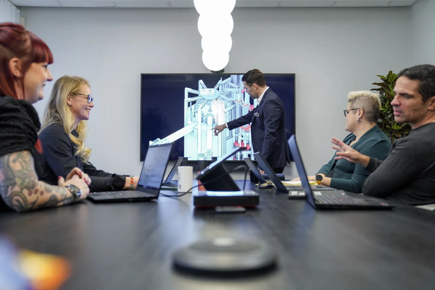 Möte på företag hardford där man utvecklar nya produkter kosmetika åt kunder