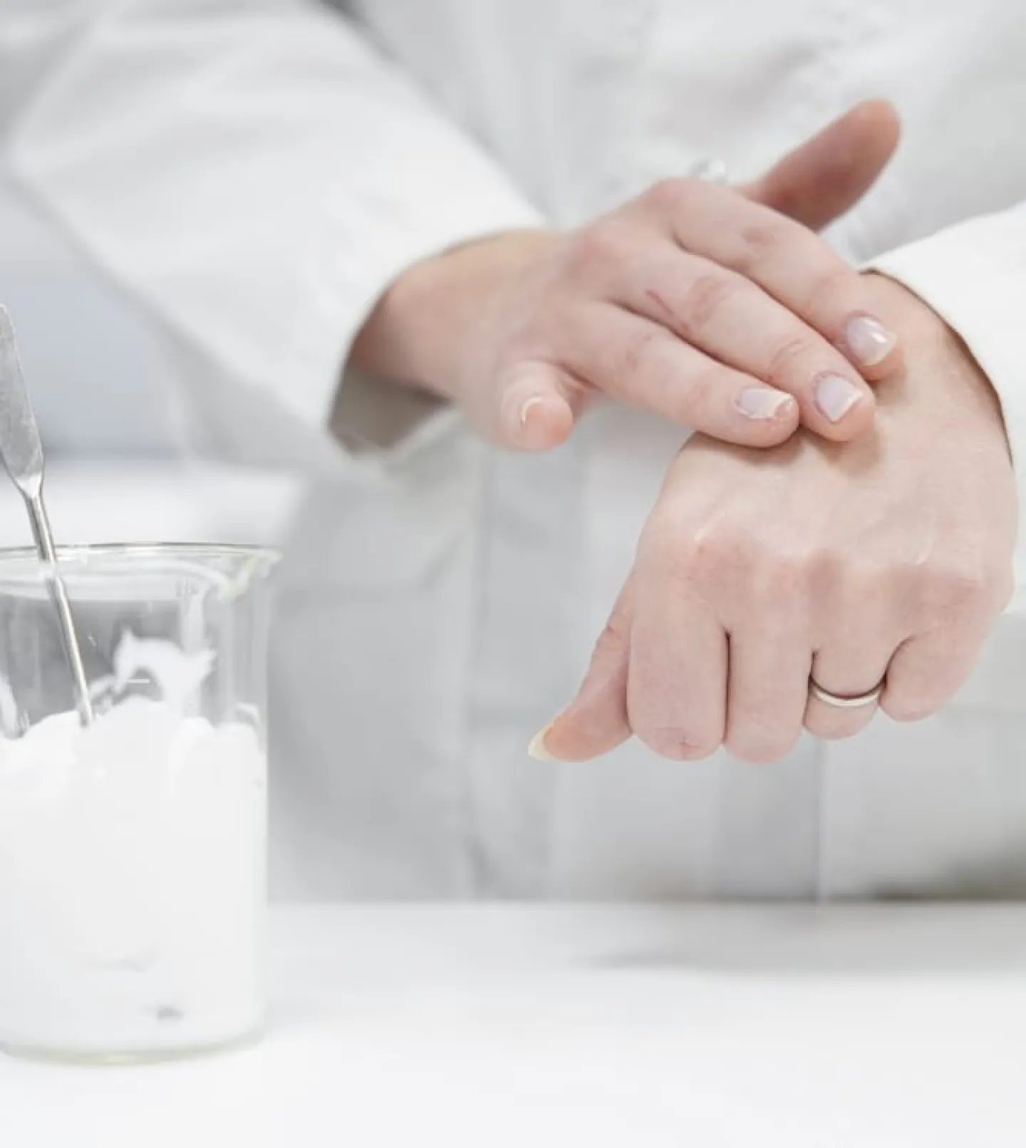 Händer som applicerar produkt i ett laboratorium vid produktutveckling