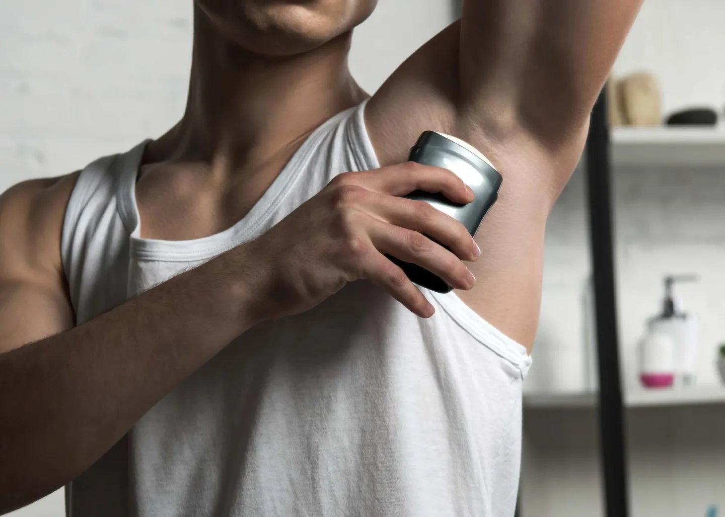 Applicering av deodorant i armhåla