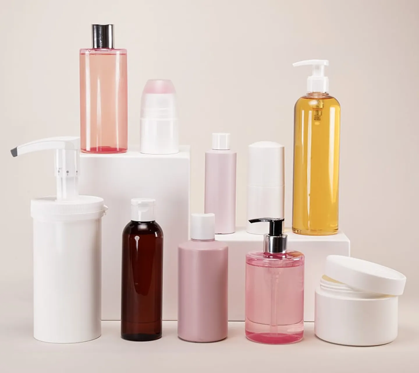 Uppställning av produkter förpackningar för kosmetik hudvård och hårvård i olika färger