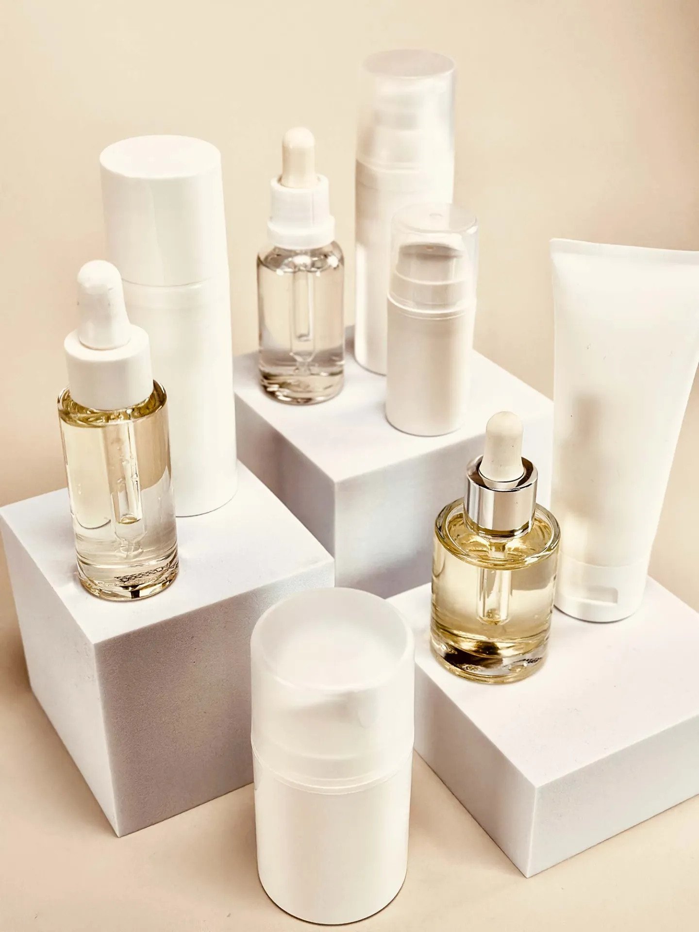 Uppställning av genomskinliga vita produkter burkar för hudvård