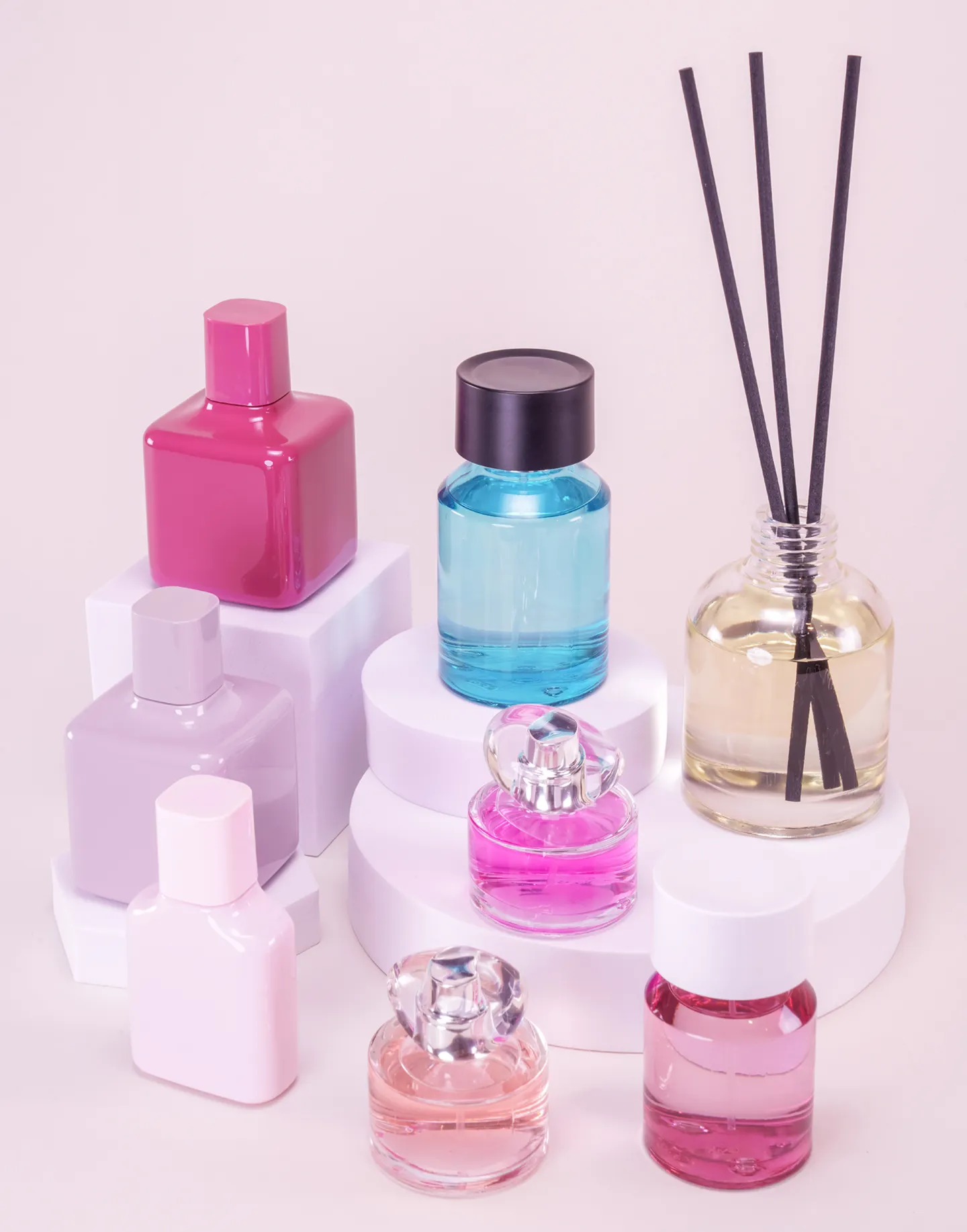 Olika parfym flaskor i olika färger