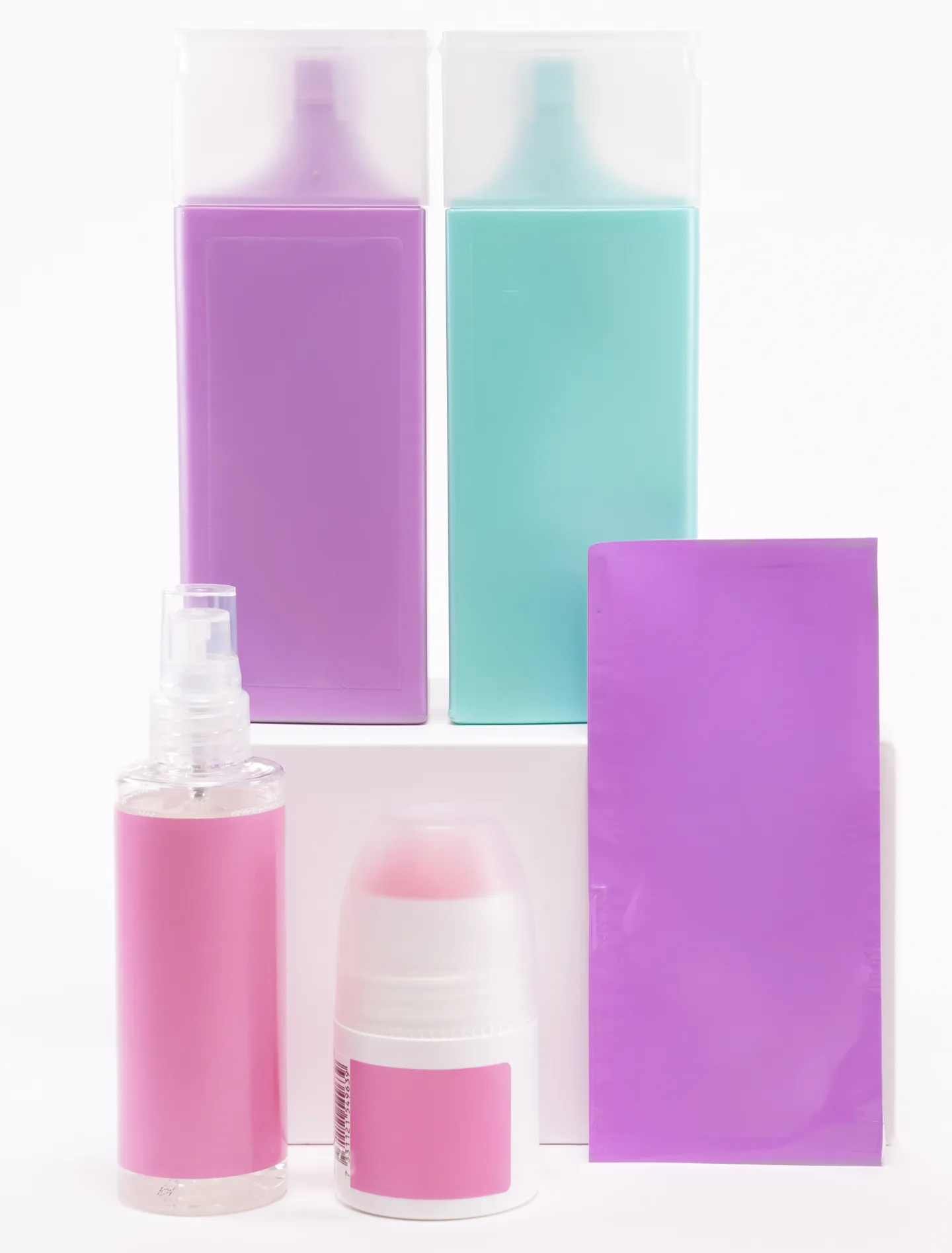 Produktförpackningar för deo och duschkräm i lila och turkost