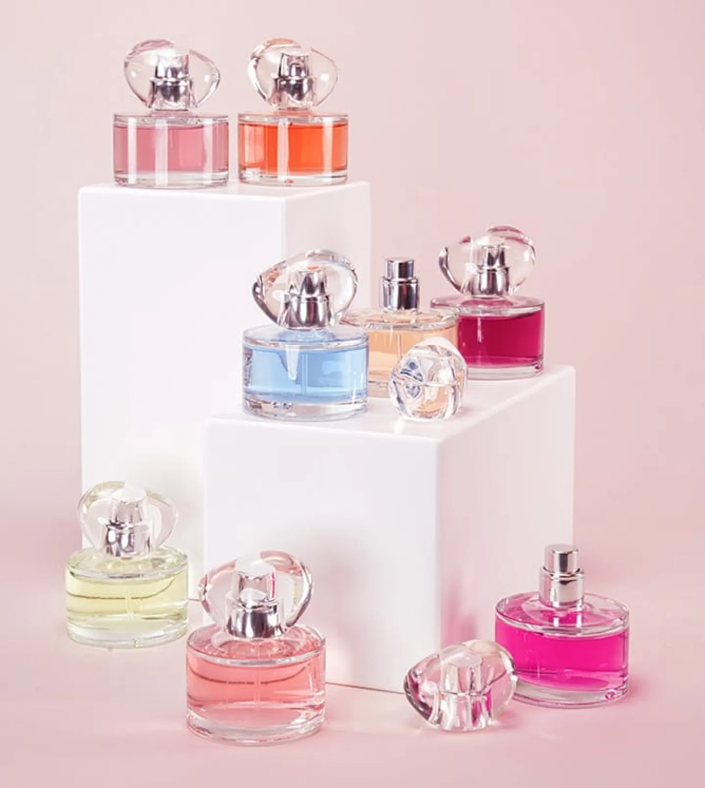 Färgstarka flaskor med parfym i olika färger