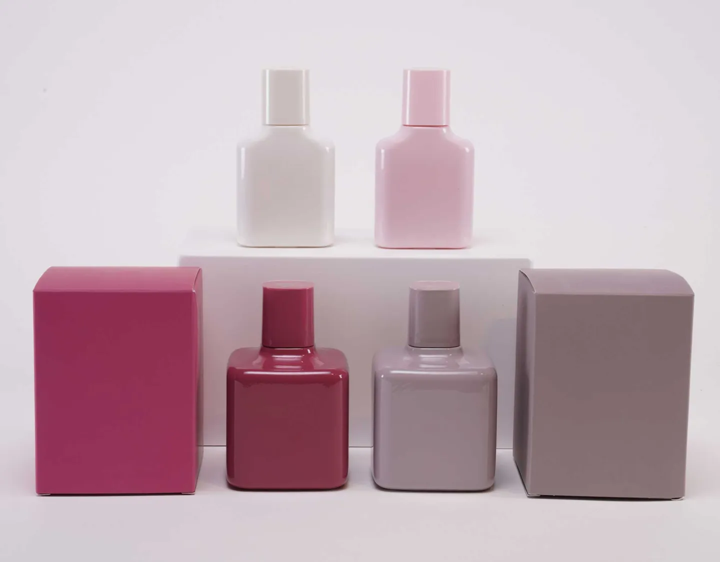 Läckra förpackningar för parfym i beige rosa, röd och lila