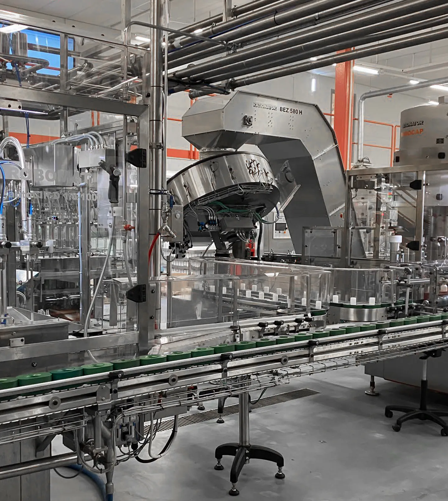 Modern produktionsanläggning i Sverige som är automatiserad med robotar