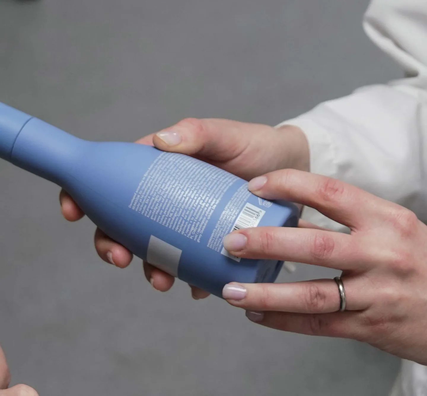 Person läser baksidan av en kosmetisk produkt