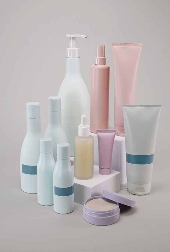 Hudvårdoch hårvård förpackningar i olika färger uppställda